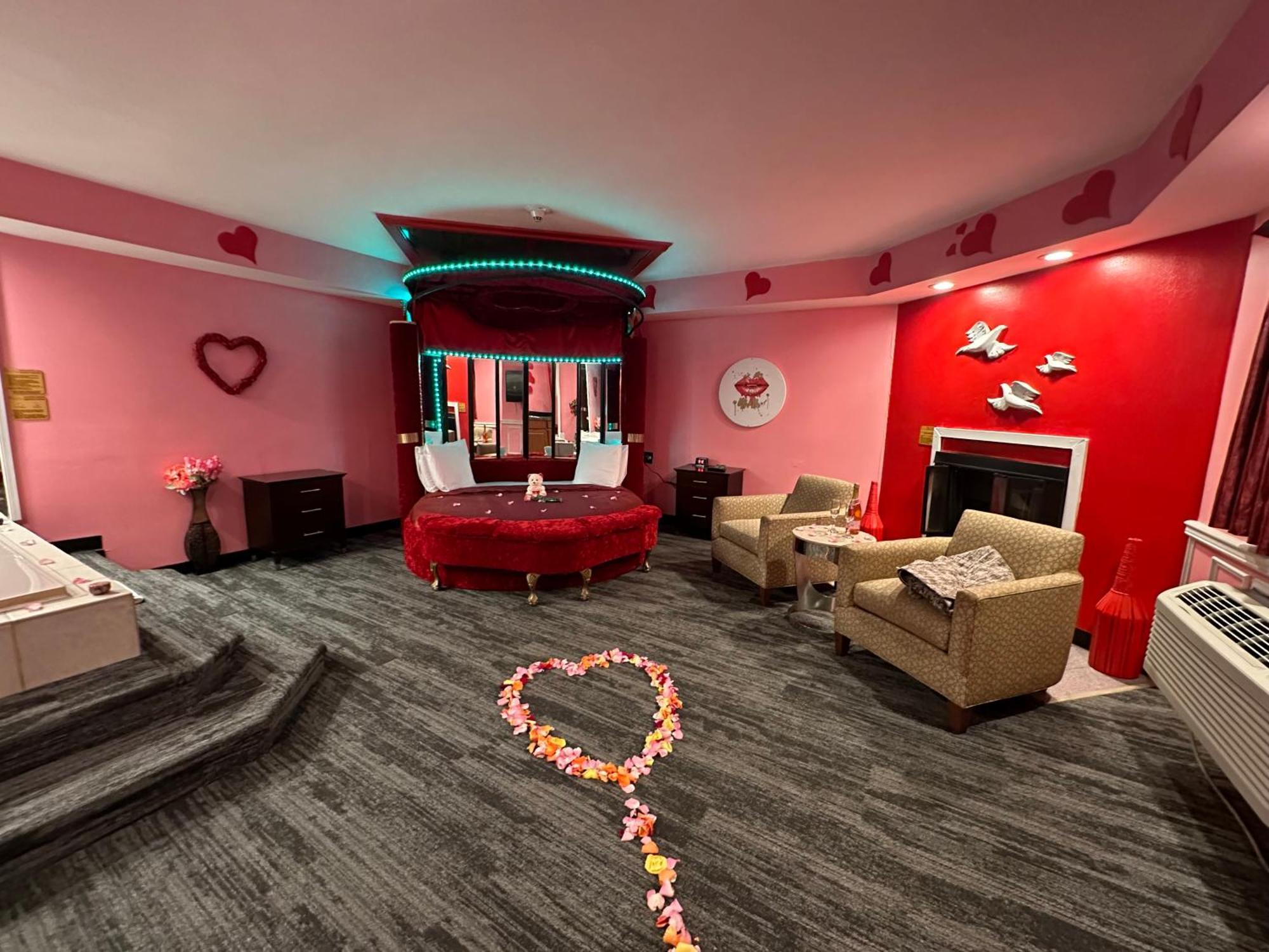 Inn of the Dove: Romantic Luxury Suites with Jacuzzi & Fireplace Harrisburg Exterior photo